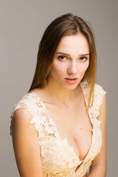 美丽的肖像年轻迷人的女人在工作室图片下载