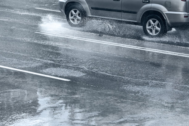 汽车在水上行驶，溅起水花在路上图片下载