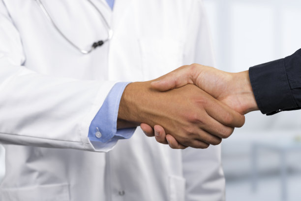 医生与病人握手图片下载