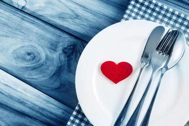 红色的心型与白色的空盘子图片下载