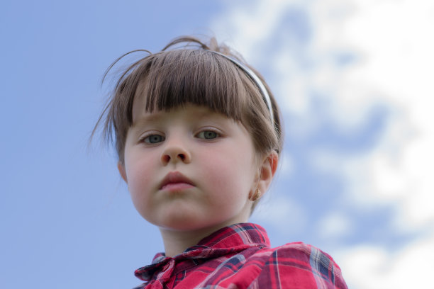 严重的小女孩图片下载