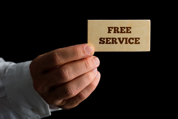 手里拿着一张卡片，上面写着“免费服务”图片下载