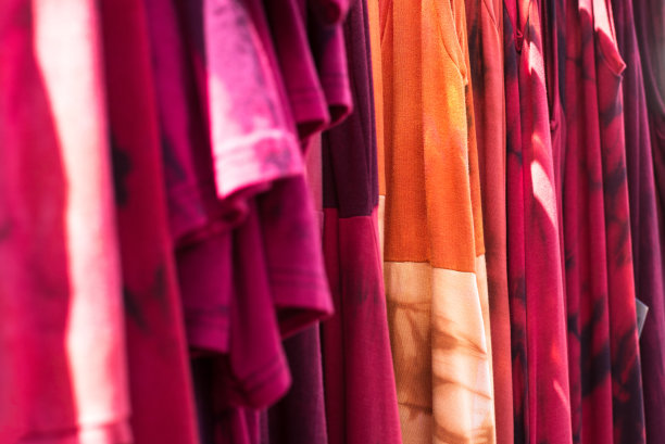扎染的t恤和裙子挂在外面展示图片下载