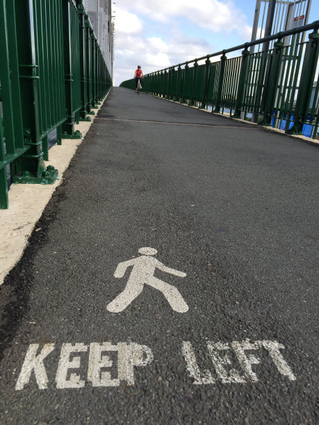 路靠左行驶图片下载