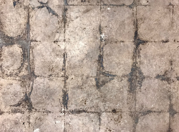 脏到地板上图片下载