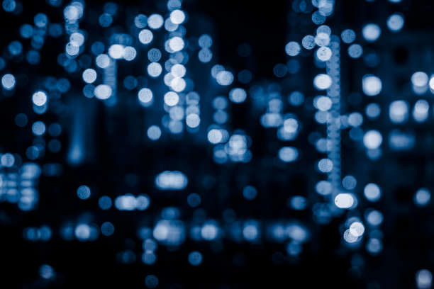 夜晚模糊不清的摩天大楼图片下载