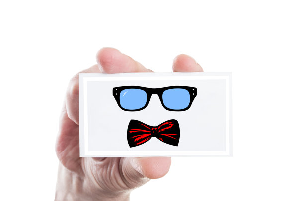 手持时尚眼镜和蝴蝶结插画图片下载