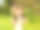 男孩怀疑地看着涂着油彩的黑色手掌图片下载