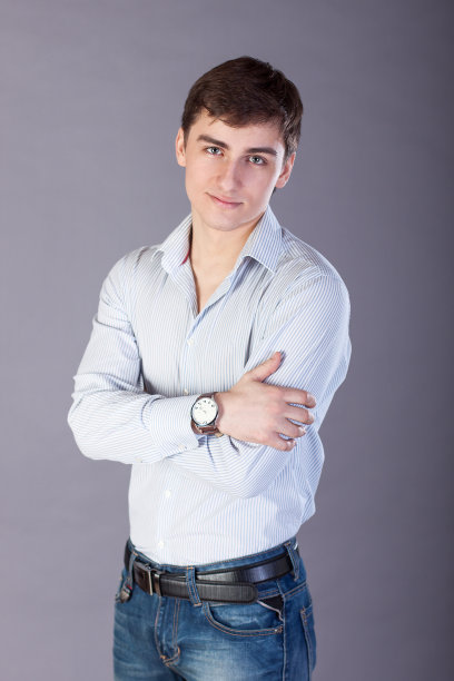 灰色背景下的时髦年轻商人图片下载