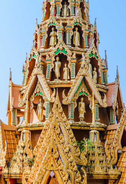 精致的泰国艺术屋顶的寺庙与几尊佛像图片下载