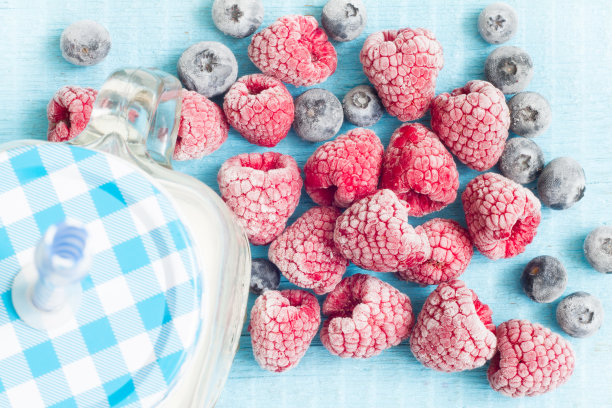 覆盆子奶昔，冰冻浆果冰沙图片下载