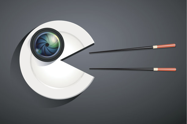 镜头放在吃东西的白色盘子上。图片下载