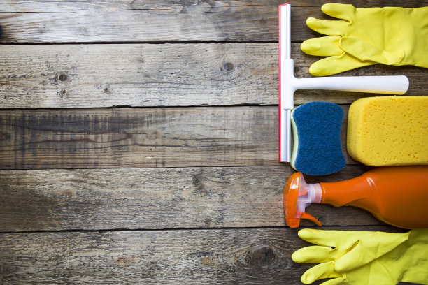 旧木桌上的家用清洁产品素材图片
