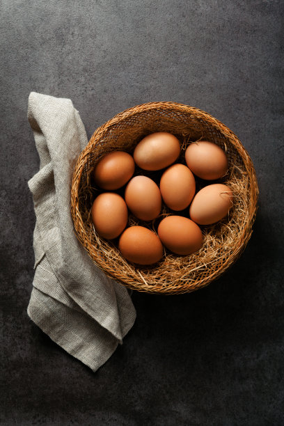 母鸡鸡蛋篮子。新农民的鸡蛋图片下载