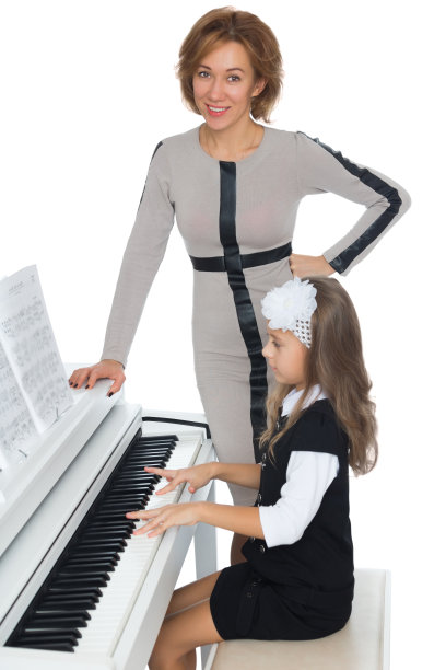 老师和学生在钢琴图片下载
