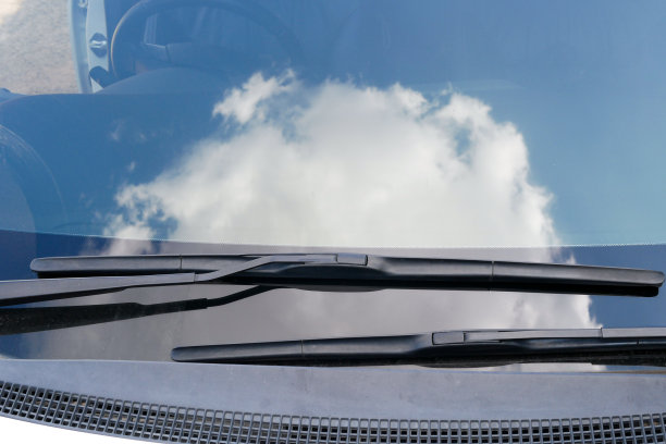 白色汽车的挡风玻璃刮水器图片下载