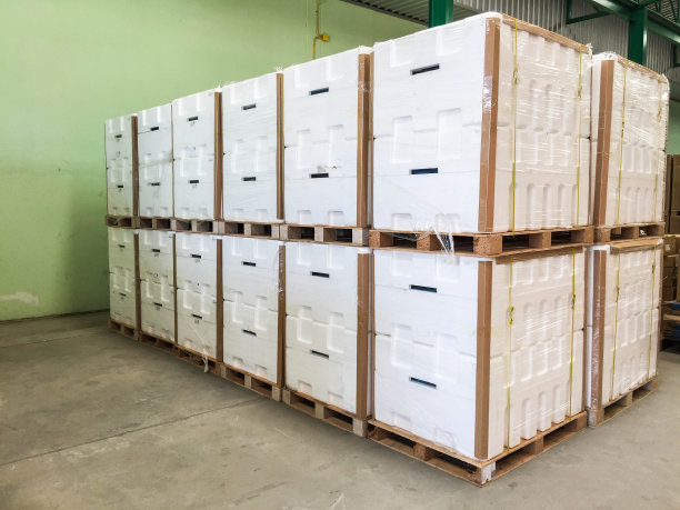 在仓库里用泡沫盒分拣零件。图片下载