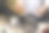 厨师用平底锅准备橄榄油。图片下载