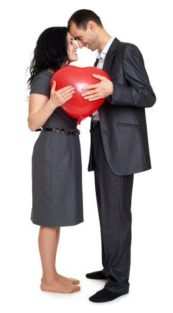 幸福夫妻肖像，男人捧红心形气球图片下载