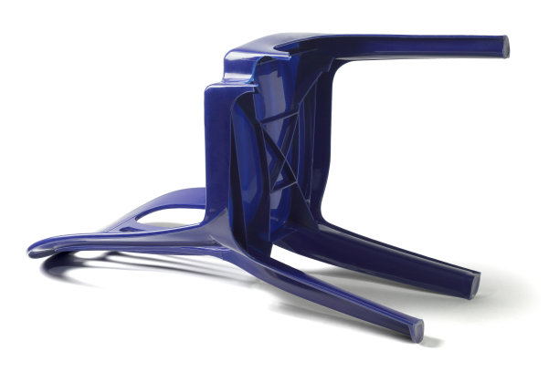 断腿的塑料椅子图片下载