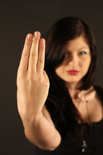 读出字里行间的女孩伸出她的手指图片下载