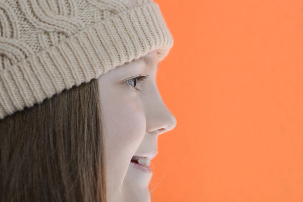 戴着帽子的微笑女孩图片下载