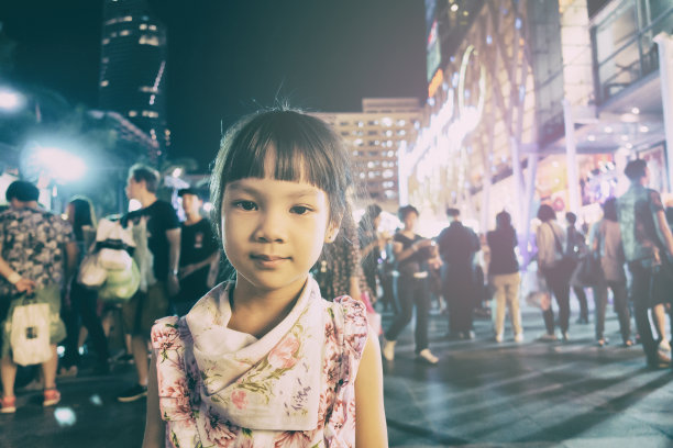 亚洲女孩站在节日的路灯。图片下载