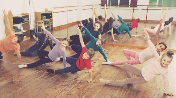 年轻的男孩和女孩与教练伸展图片下载