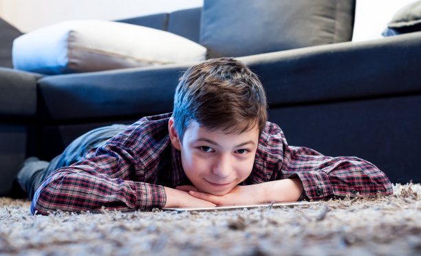 一个少年躺在房间的地板上图片下载