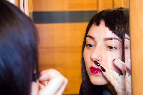 镜子前的女孩图片下载