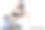 漂亮的年轻女孩在牛仔裤和顶部摆姿势图片下载