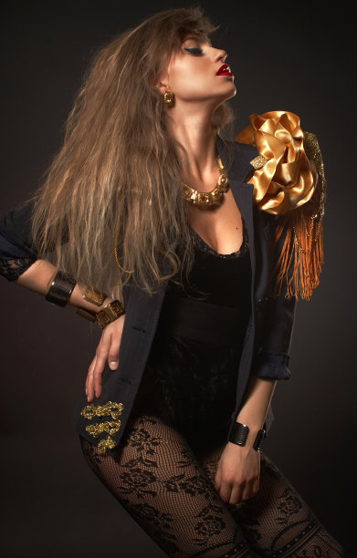 年轻漂亮的金发白种人图片下载