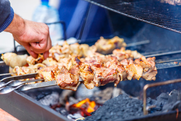 把烤肉串串在串上图片下载