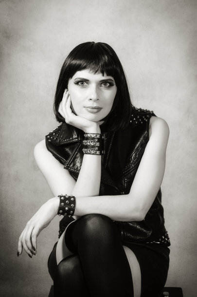 肖像美丽的黑发在皮革背心和绑腿图片下载