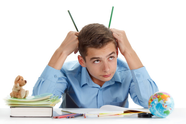 有趣微笑的小学生玩着学校用品，快乐的童年图片下载