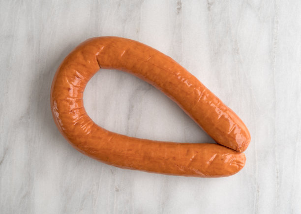 波兰熏肠放在灰色的大理石砧板上。图片下载