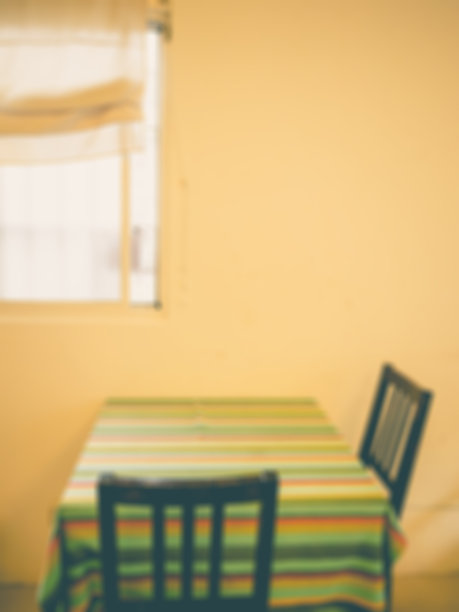 一张铺着彩色桌布的桌子和两把木椅图片下载