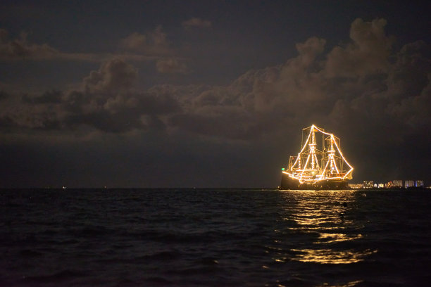 在海上发光的船图片下载