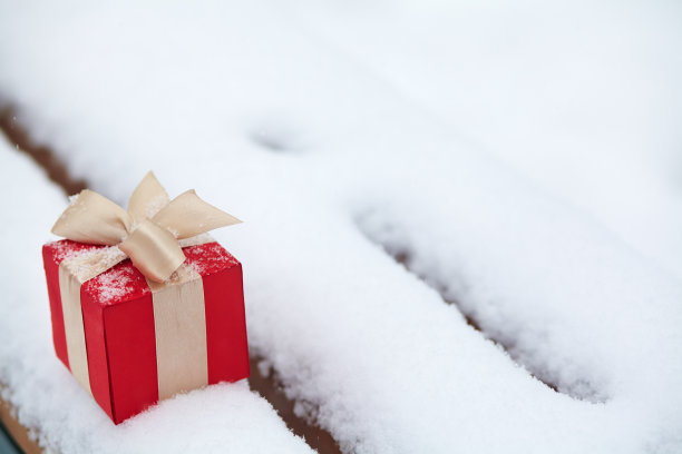 在雪地里的礼盒图片下载