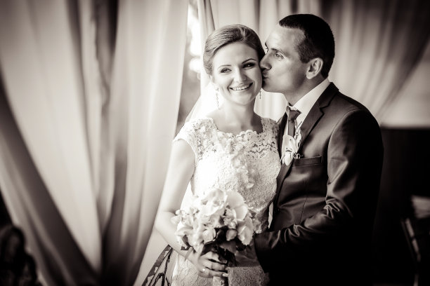 黑白剪影新娘新郎图片下载