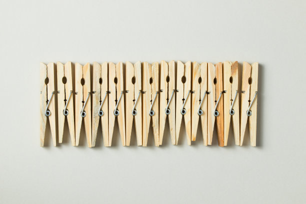 木制的衣服挂钩图片下载