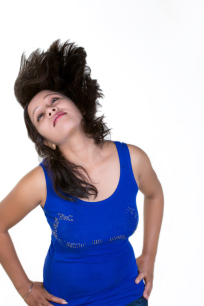 性感的印度女孩向上拨动她的头发图片下载