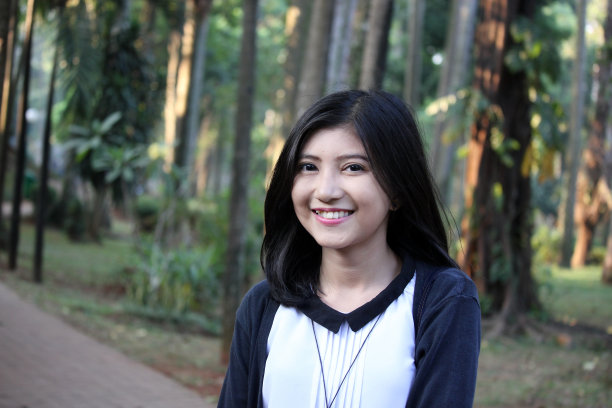 美丽的女孩微笑图片下载