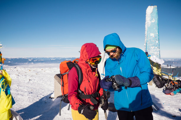 朋友们一起在美丽的冬山远足图片下载