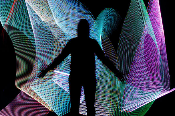 在抽象的自由光背景前的剪影图片下载