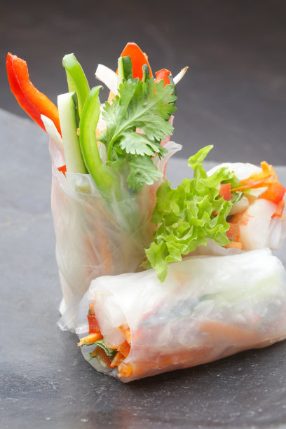 用宣纸包裹的新鲜春卷图片下载