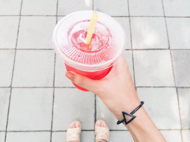 红色的饮料。图片下载