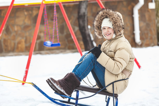 小女孩在冬天骑雪橇图片下载