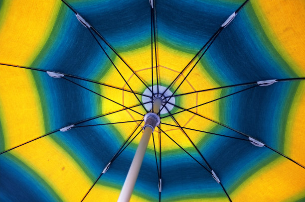 黄色和蓝色的太阳伞图片下载