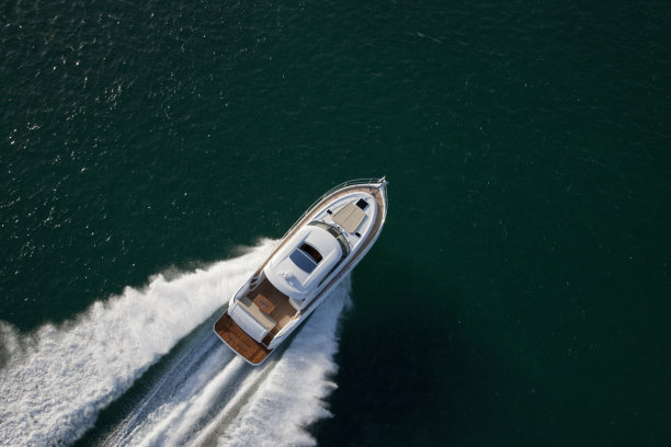 在深海中航行的快艇图片下载